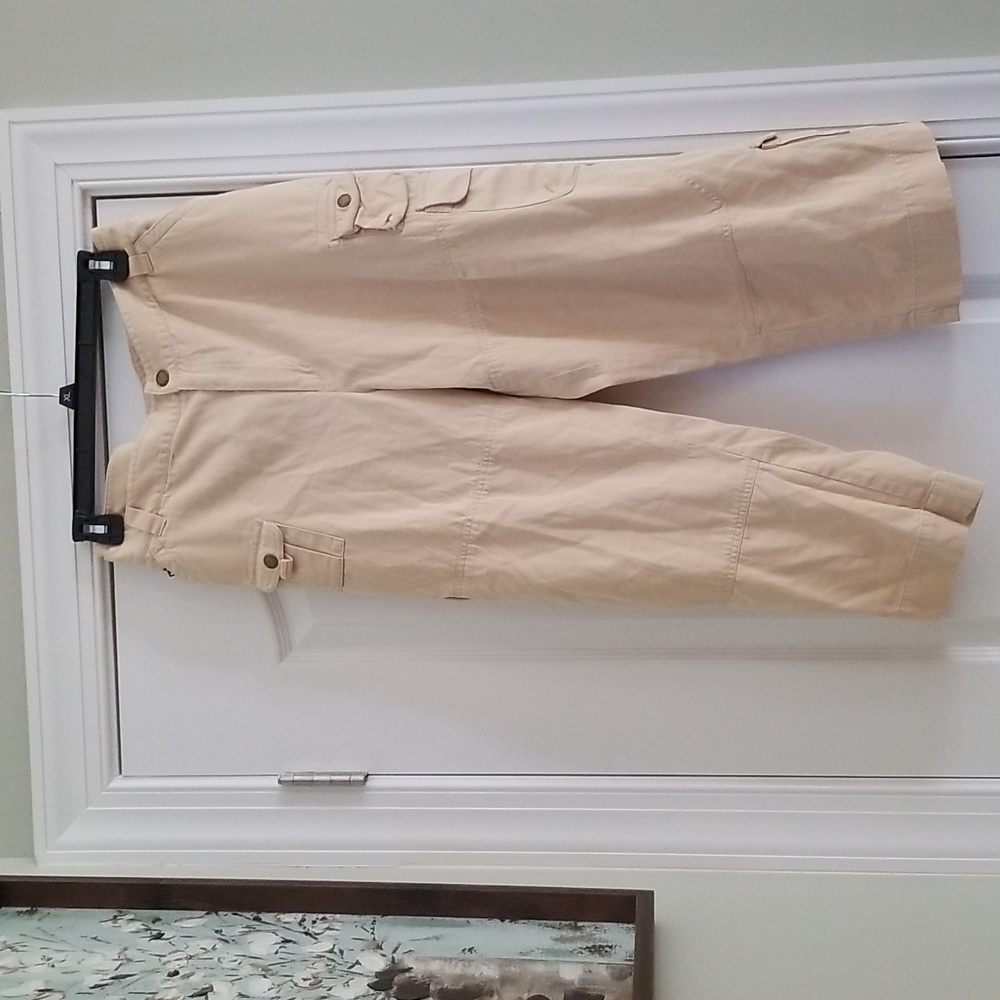 Ralph Lauren cargo crops in very good condition.